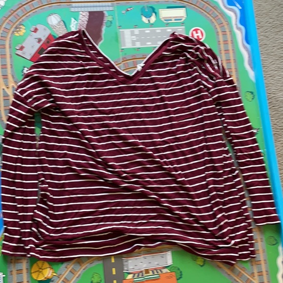 Lot of Pinkblush plus maternity tops - Picture 4 of 5